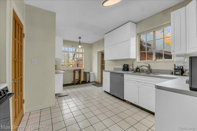 2085 Pontiac Drive, Sylvan Lake, MI 48320