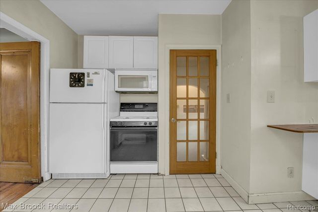 2085 Pontiac Drive, Sylvan Lake, MI 48320