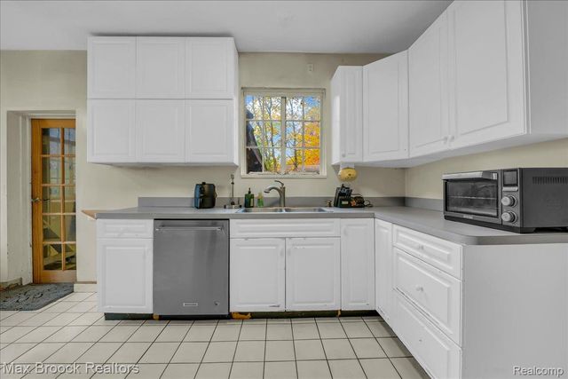 2085 Pontiac Drive, Sylvan Lake, MI 48320