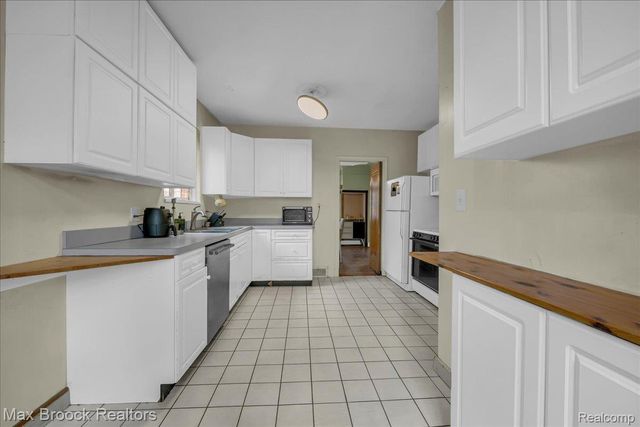 2085 Pontiac Drive, Sylvan Lake, MI 48320