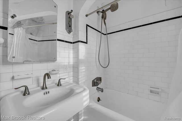 2085 Pontiac Drive, Sylvan Lake, MI 48320