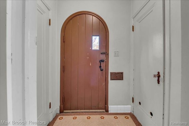 2085 Pontiac Drive, Sylvan Lake, MI 48320