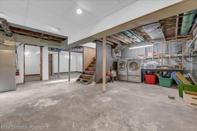 2085 Pontiac Drive, Sylvan Lake, MI 48320