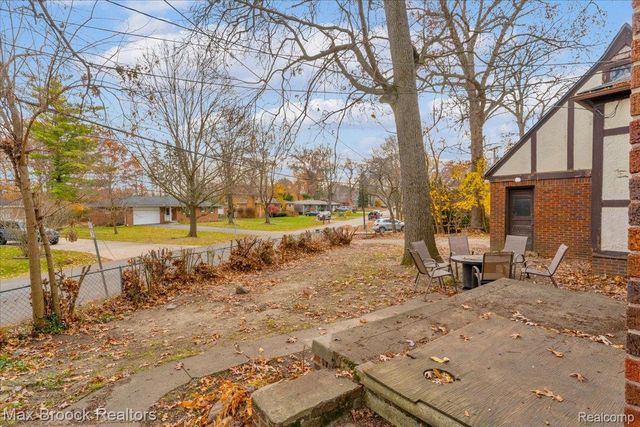 2085 Pontiac Drive, Sylvan Lake, MI 48320