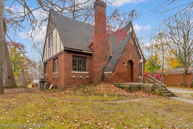 2085 Pontiac Drive, Sylvan Lake, MI 48320