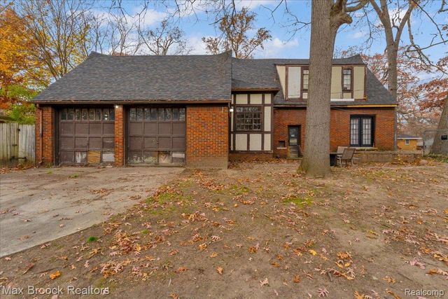 2085 Pontiac Drive, Sylvan Lake, MI 48320