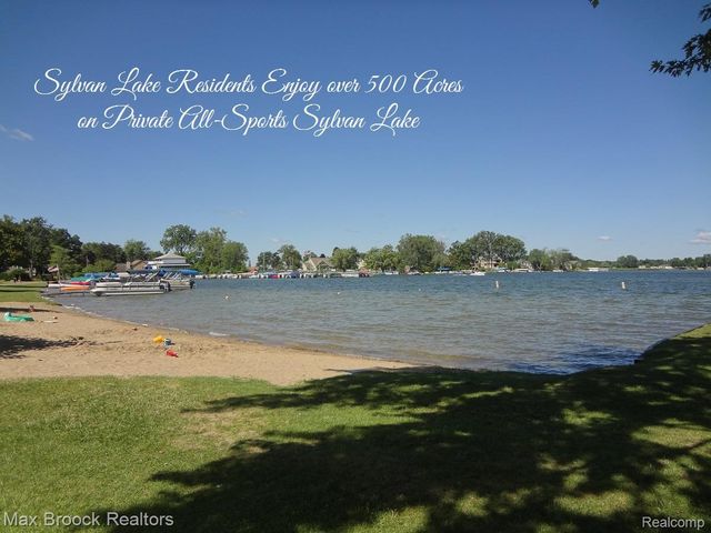 2085 Pontiac Drive, Sylvan Lake, MI 48320