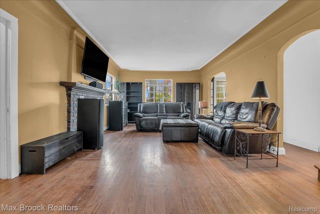 2085 Pontiac Drive, Sylvan Lake, MI 48320