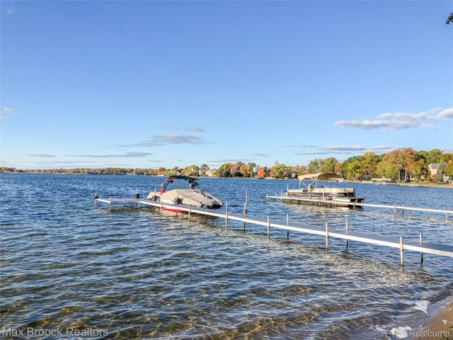 2085 Pontiac Drive, Sylvan Lake, MI 48320