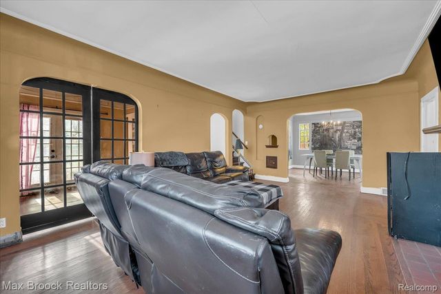 2085 Pontiac Drive, Sylvan Lake, MI 48320