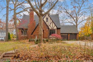 2085 Pontiac Drive, Sylvan Lake, MI 48320