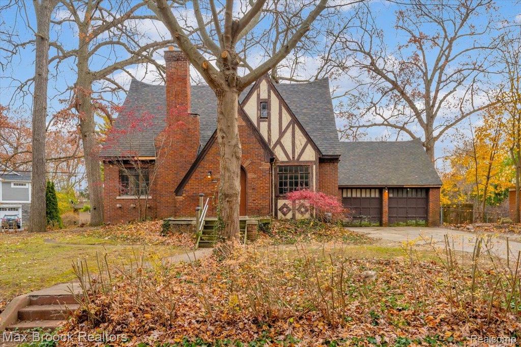 2085 Pontiac Drive, Sylvan Lake, MI 48320