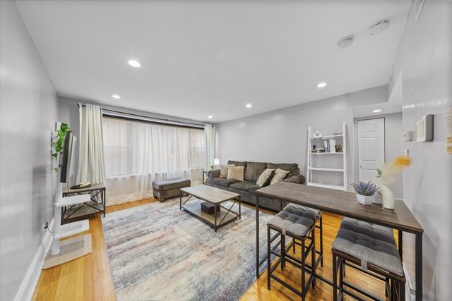 7423 N Sheridan Road 2W, Chicago, IL 60626