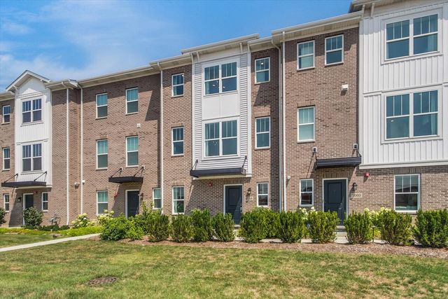 1058 E Oakton Street, Des Plaines, IL 60018
