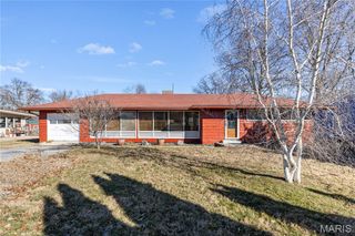 1514 W Delmar Avenue, Godfrey, IL 62035