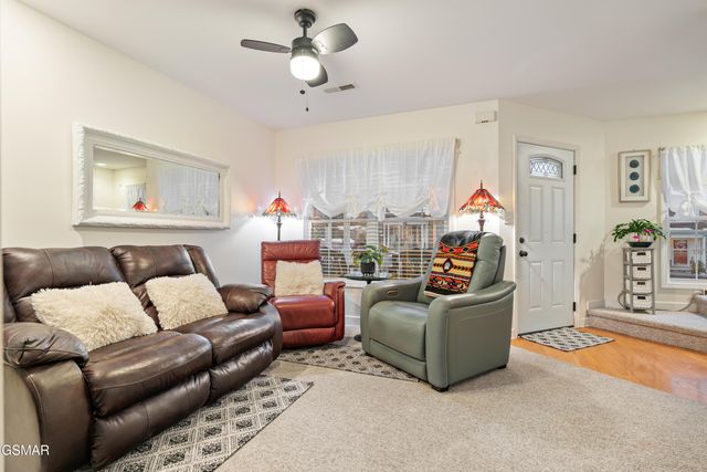 527 Orchard Valley Way, Pigeon Forge, TN 37862