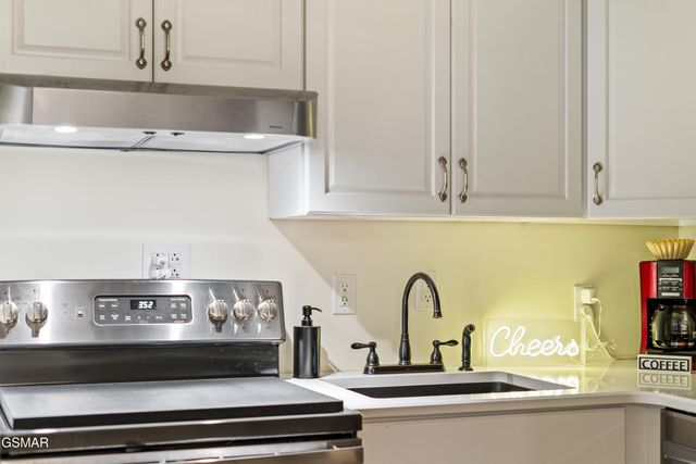 527 Orchard Valley Way, Pigeon Forge, TN 37862