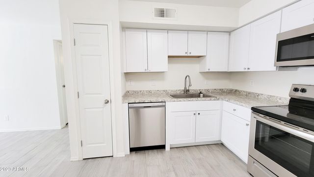 6147 E GREENWAY Street Apt 1, Mesa, AZ 85205