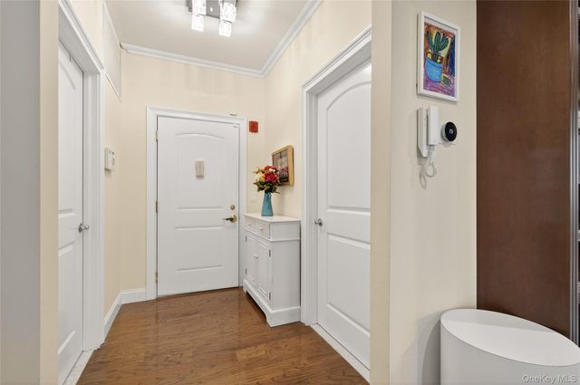 556 Pacing Way 556, Westbury, NY 11590