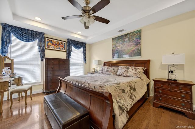 556 Pacing Way 556, Westbury, NY 11590