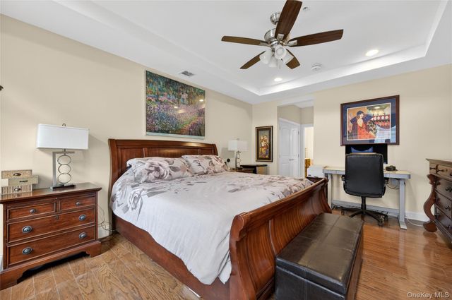 556 Pacing Way 556, Westbury, NY 11590