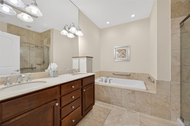 556 Pacing Way 556, Westbury, NY 11590