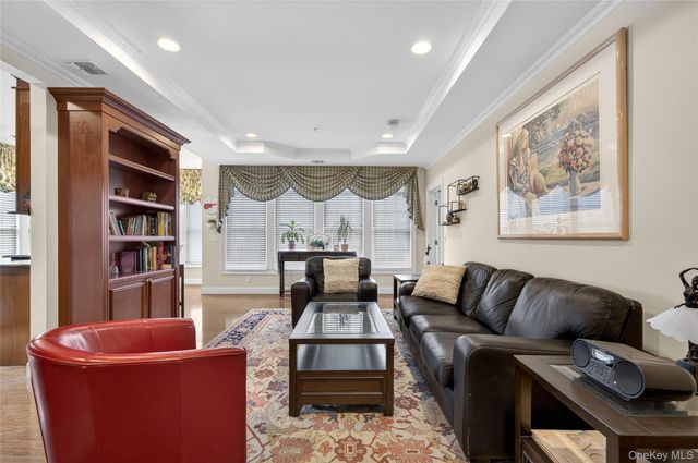 556 Pacing Way 556, Westbury, NY 11590