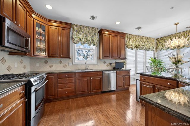 556 Pacing Way 556, Westbury, NY 11590