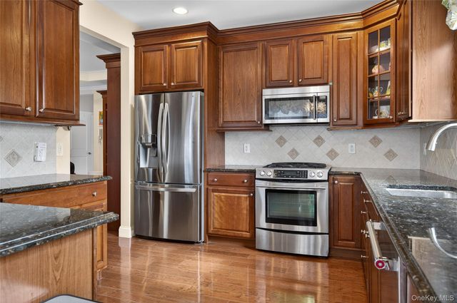 556 Pacing Way 556, Westbury, NY 11590