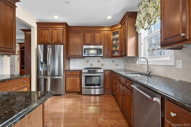 556 Pacing Way 556, Westbury, NY 11590