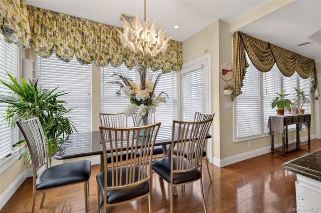 556 Pacing Way 556, Westbury, NY 11590