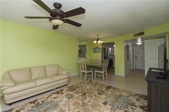 175 Turtle Lake CT 111, Naples, FL 34105