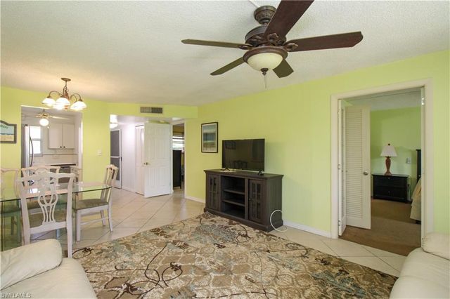 175 Turtle Lake CT 111, Naples, FL 34105