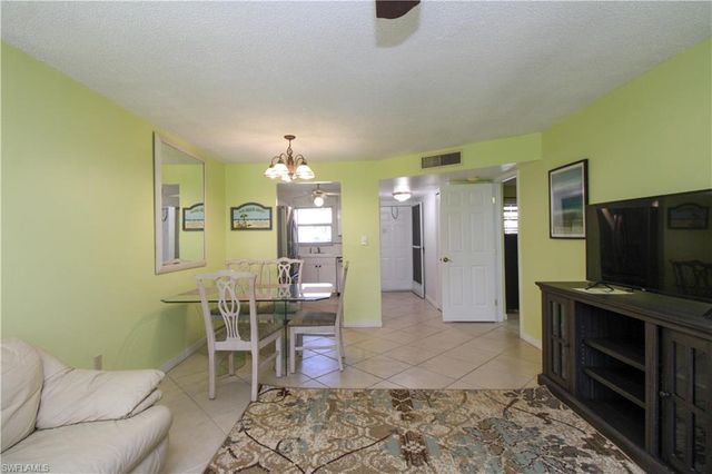 175 Turtle Lake CT 111, Naples, FL 34105