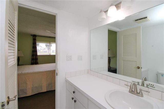 175 Turtle Lake CT 111, Naples, FL 34105