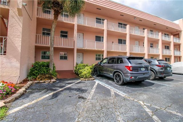175 Turtle Lake CT 111, Naples, FL 34105