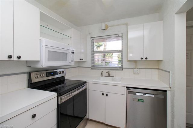 175 Turtle Lake CT 111, Naples, FL 34105