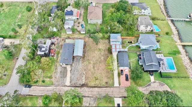 211 N Forrest Avenue, La Porte, TX 77571