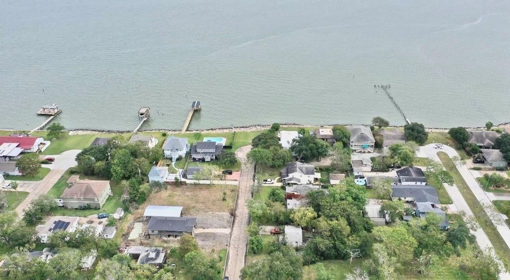 211 N Forrest Avenue, La Porte, TX 77571