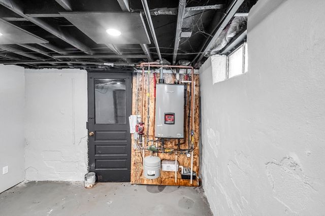 140 Slumber Ln, Springfield, MA 01128
