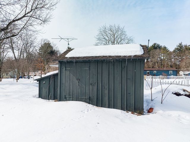 140 Slumber Ln, Springfield, MA 01128