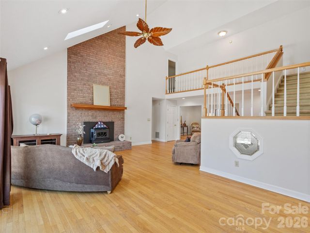 126 Hillcrest Drive, Barnardsville, NC 28709