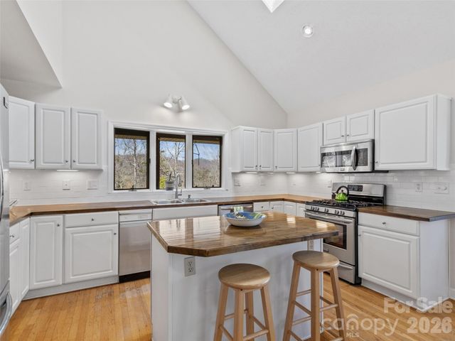 126 Hillcrest Drive, Barnardsville, NC 28709