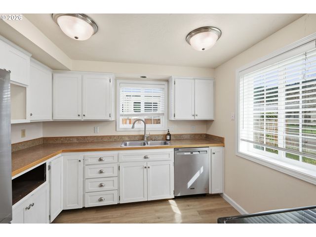 7438 A St, Springfield, OR 97478