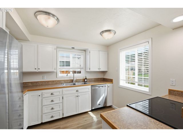 7438 A St, Springfield, OR 97478