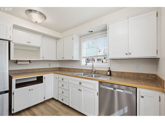 7438 A St, Springfield, OR 97478