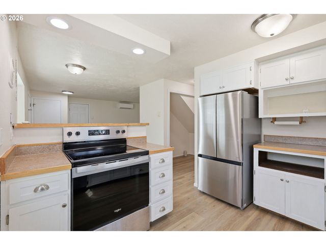 7438 A St, Springfield, OR 97478