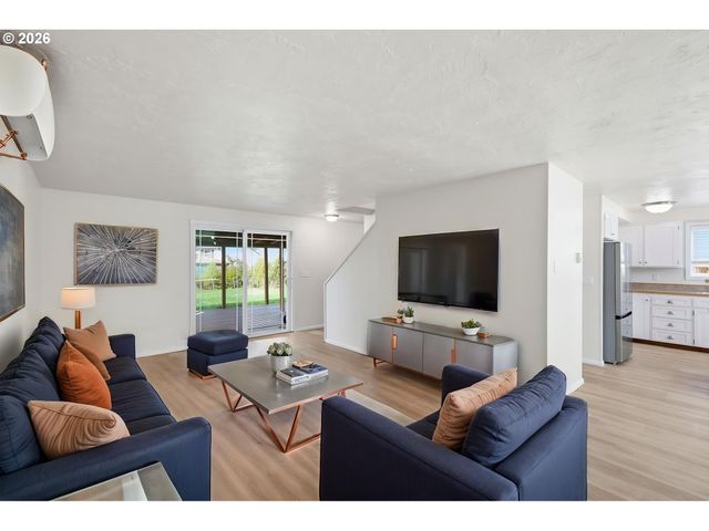 7438 A St, Springfield, OR 97478