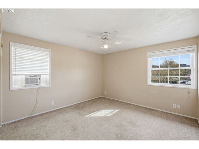 7438 A St, Springfield, OR 97478