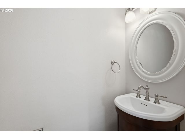 7438 A St, Springfield, OR 97478